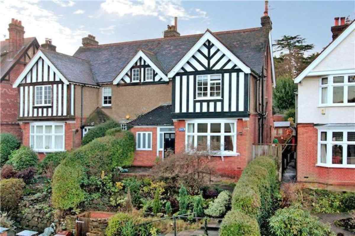 Modern commercial building in Warwickshire for sale